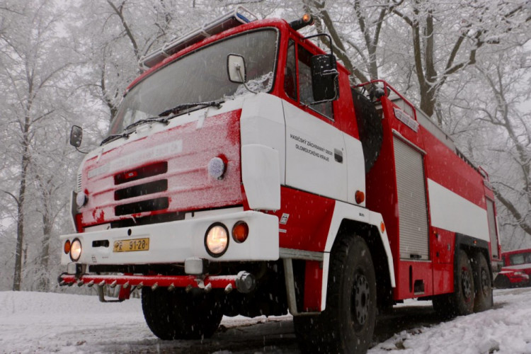 FOTOGALERIE: Hrad Bouzov v plamenech. Naštěstí jen cvičně
