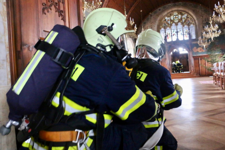 FOTOGALERIE: Hrad Bouzov v plamenech. Naštěstí jen cvičně