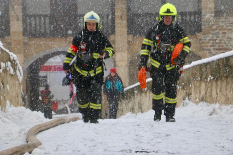 FOTOGALERIE: Hrad Bouzov v plamenech. Naštěstí jen cvičně