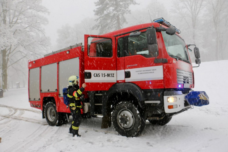 FOTOGALERIE: Hrad Bouzov v plamenech. Naštěstí jen cvičně