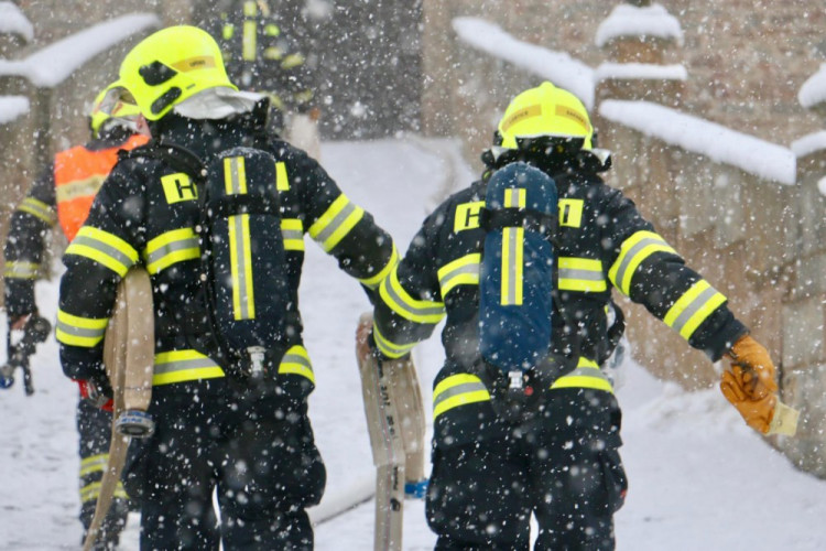 FOTOGALERIE: Hrad Bouzov v plamenech. Naštěstí jen cvičně