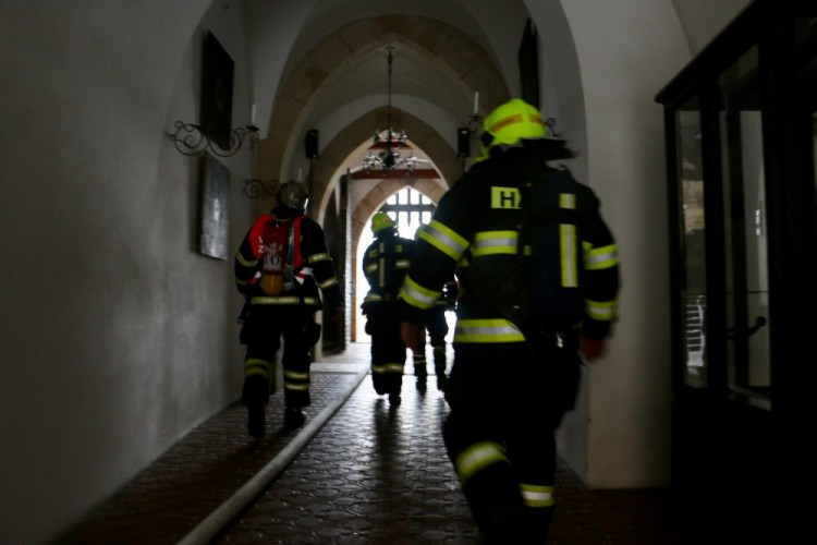 FOTOGALERIE: Hrad Bouzov v plamenech. Naštěstí jen cvičně