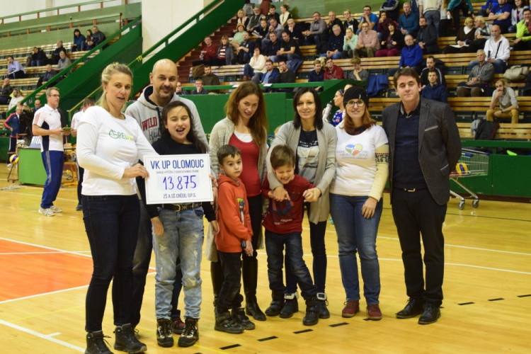 Volejbalistky vyhrály charitativní zápas proti Olympu, na školu CREDO vybralo 13 875 korun