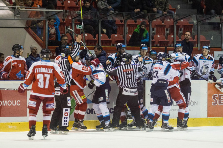 FOTOGALERIE: Kohouti přehráli doma tygry z Liberce 4:1, krásnými góly se zaskvěli Laš a Burian