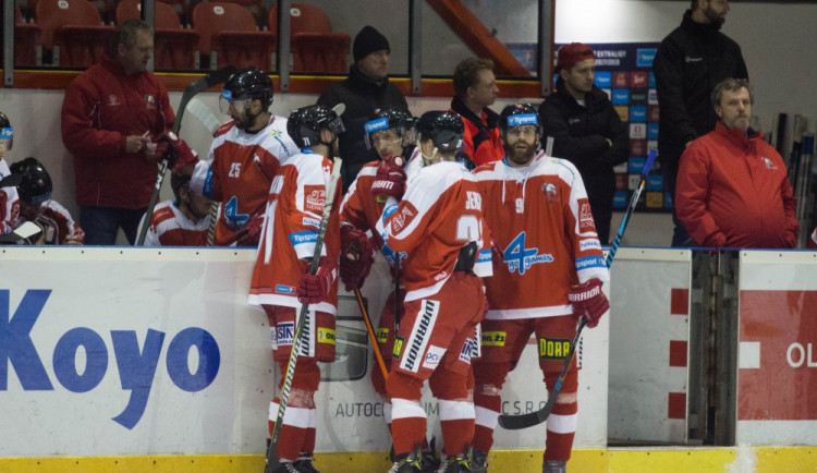 Kohouti roztříleli piráty pěti góly, hattrickem se blýskl Knotek