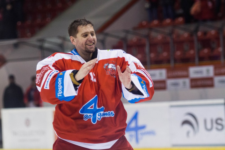 Kohouti roztříleli piráty pěti góly, hattrickem se blýskl Knotek