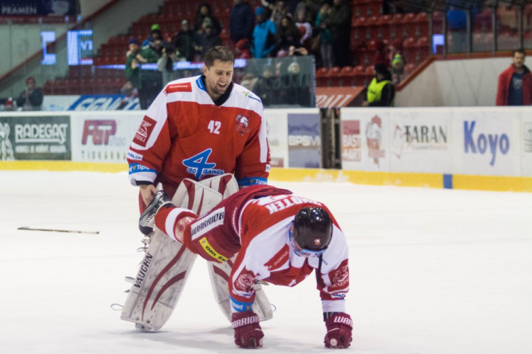 Kohouti roztříleli piráty pěti góly, hattrickem se blýskl Knotek