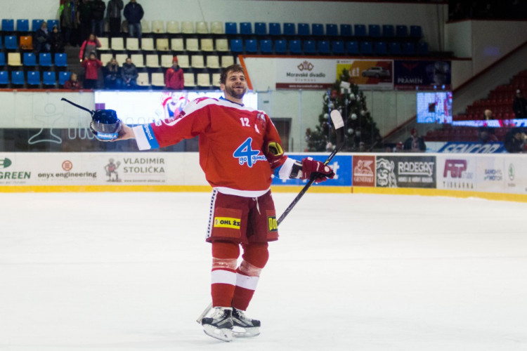 Kohouti roztříleli piráty pěti góly, hattrickem se blýskl Knotek