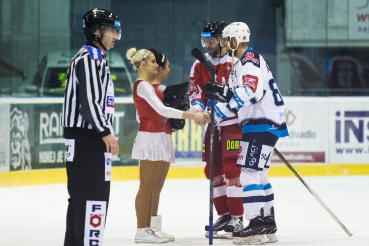 Kohouti roztříleli piráty pěti góly, hattrickem se blýskl Knotek