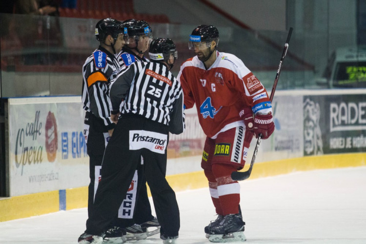 Kohouti roztříleli piráty pěti góly, hattrickem se blýskl Knotek