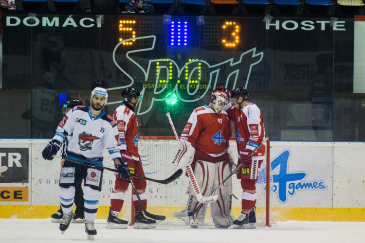 Kohouti roztříleli piráty pěti góly, hattrickem se blýskl Knotek