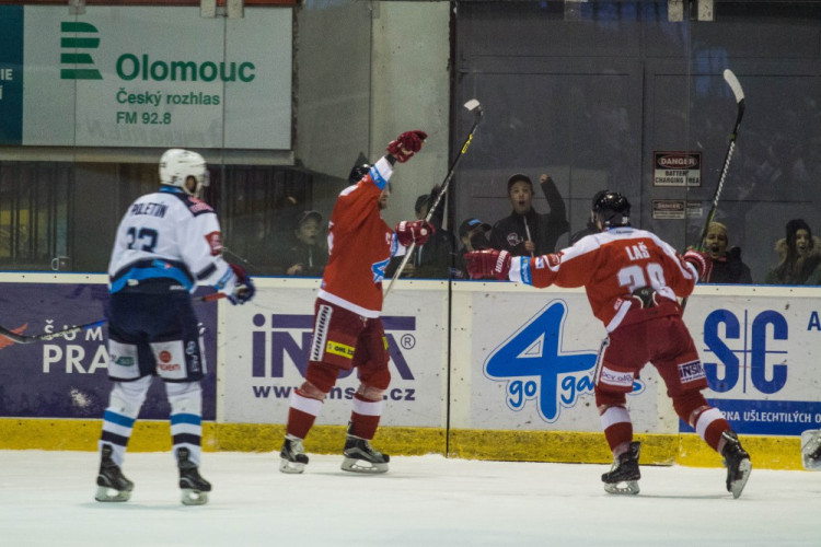 Kohouti roztříleli piráty pěti góly, hattrickem se blýskl Knotek