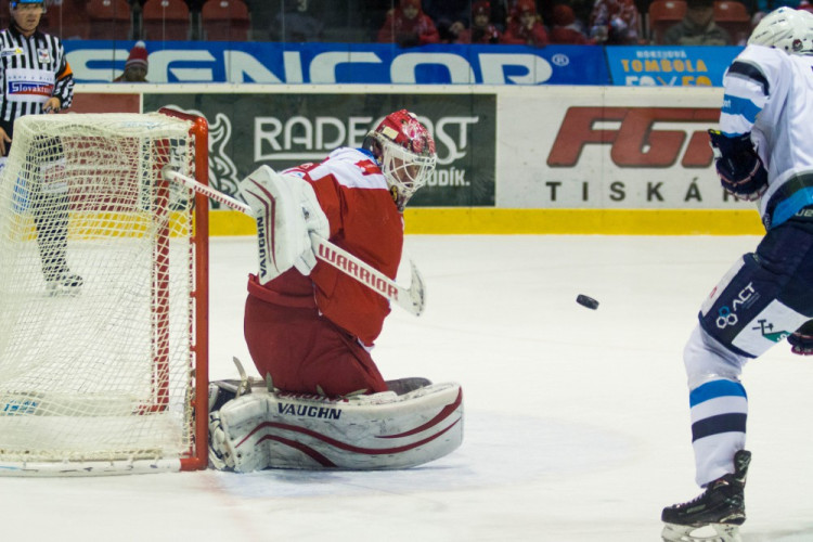 Kohouti roztříleli piráty pěti góly, hattrickem se blýskl Knotek