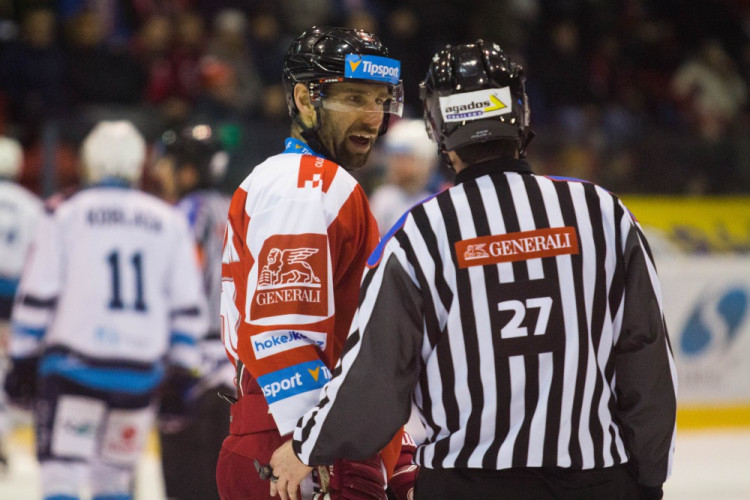 Kohouti roztříleli piráty pěti góly, hattrickem se blýskl Knotek