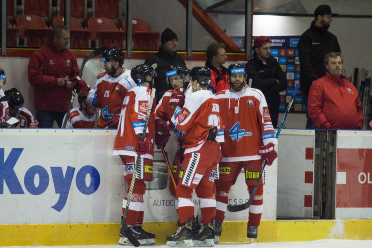 Kohouti roztříleli piráty pěti góly, hattrickem se blýskl Knotek