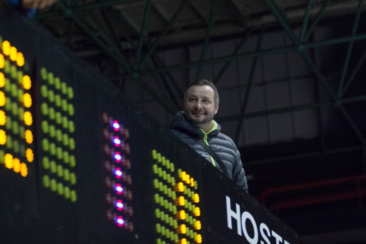 Kohouti roztříleli piráty pěti góly, hattrickem se blýskl Knotek