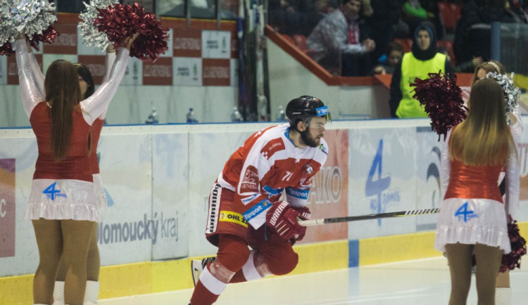 Naděje na play-off žije! Kohouti vyprovodili ze svého ledu Pardubice pěti góly