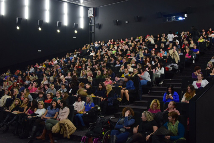 Ženy vzaly útokem Premiere Cinemas. Užily si předpremiéru Padesáti odstínů svobody