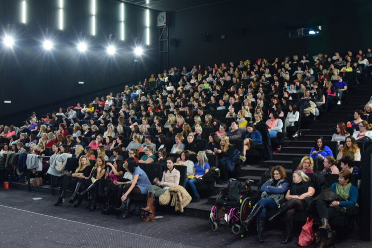 Ženy vzaly útokem Premiere Cinemas. Užily si předpremiéru Padesáti odstínů svobody