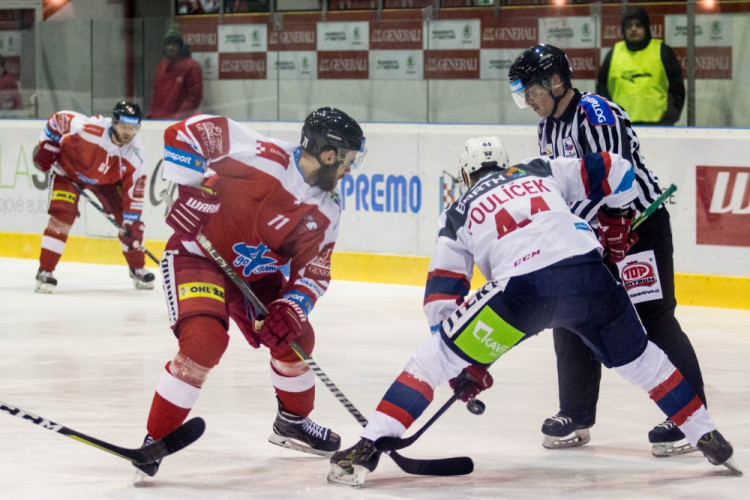 Naděje na play-off žije! Kohouti vyprovodili ze svého ledu Pardubice pěti góly