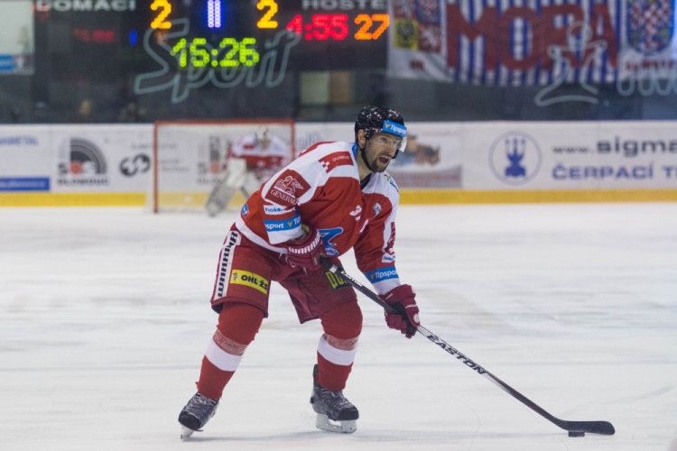 Naděje na play-off žije! Kohouti vyprovodili ze svého ledu Pardubice pěti góly