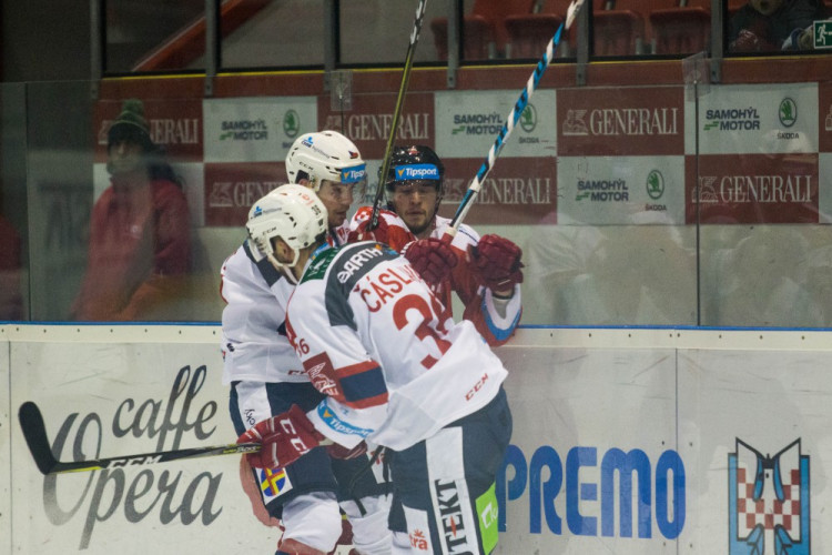 Naděje na play-off žije! Kohouti vyprovodili ze svého ledu Pardubice pěti góly