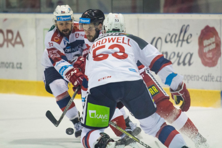 Naděje na play-off žije! Kohouti vyprovodili ze svého ledu Pardubice pěti góly