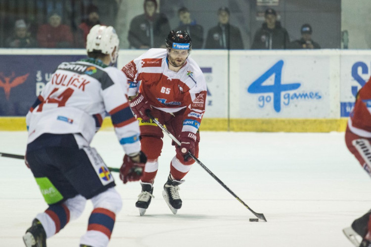 Naděje na play-off žije! Kohouti vyprovodili ze svého ledu Pardubice pěti góly