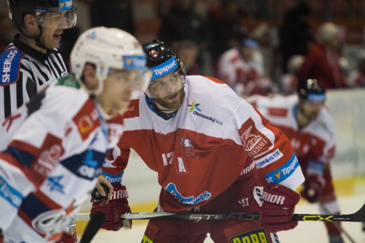 Naděje na play-off žije! Kohouti vyprovodili ze svého ledu Pardubice pěti góly