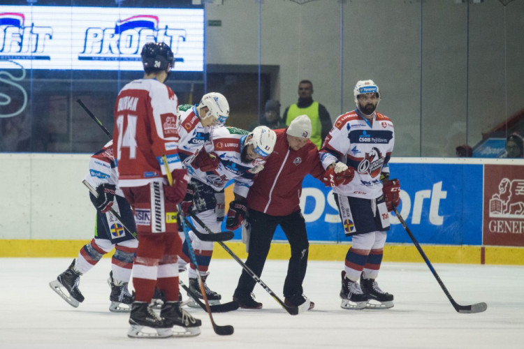 Naděje na play-off žije! Kohouti vyprovodili ze svého ledu Pardubice pěti góly