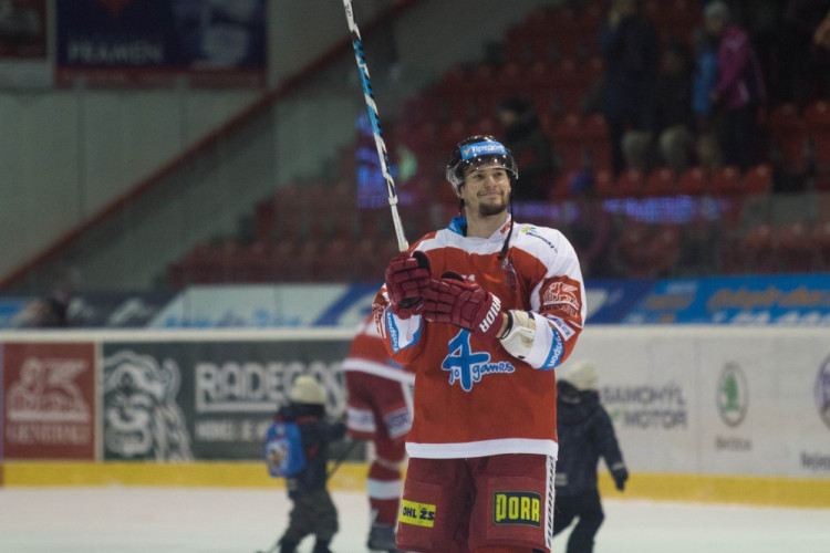 Naděje na play-off žije! Kohouti vyprovodili ze svého ledu Pardubice pěti góly