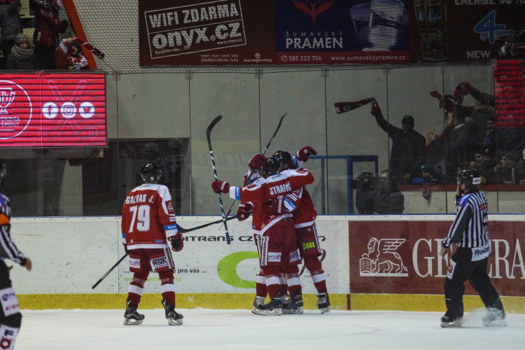 Kohouti nastříleli Kometě sedm gólů a stále živí naději na nejlepší šestku