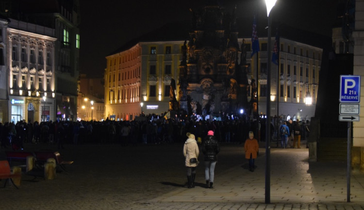 Asi tisícovka lidí protestovala v Olomouci proti Babišovi i "komunistické mlátičce" Ondráčkovi