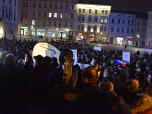 Asi tisícovka lidí protestovala v Olomouci proti Babišovi i "komunistické mlátičce" Ondráčkovi