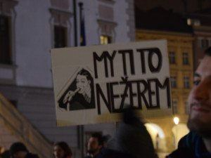 Asi tisícovka lidí protestovala v Olomouci proti Babišovi i "komunistické mlátičce" Ondráčkovi
