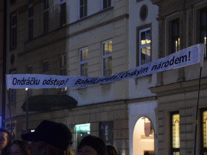 Asi tisícovka lidí protestovala v Olomouci proti Babišovi i "komunistické mlátičce" Ondráčkovi
