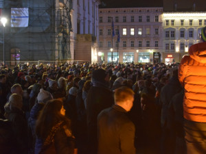 Asi tisícovka lidí protestovala v Olomouci proti Babišovi i "komunistické mlátičce" Ondráčkovi
