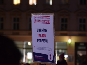 Asi tisícovka lidí protestovala v Olomouci proti Babišovi i "komunistické mlátičce" Ondráčkovi