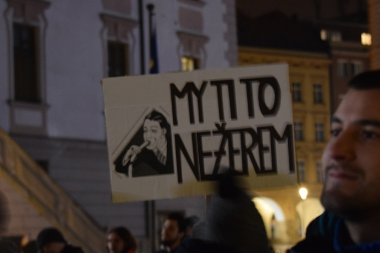 Asi tisícovka lidí protestovala v Olomouci proti Babišovi i "komunistické mlátičce" Ondráčkovi