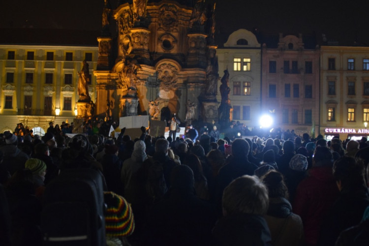 Asi tisícovka lidí protestovala v Olomouci proti Babišovi i "komunistické mlátičce" Ondráčkovi