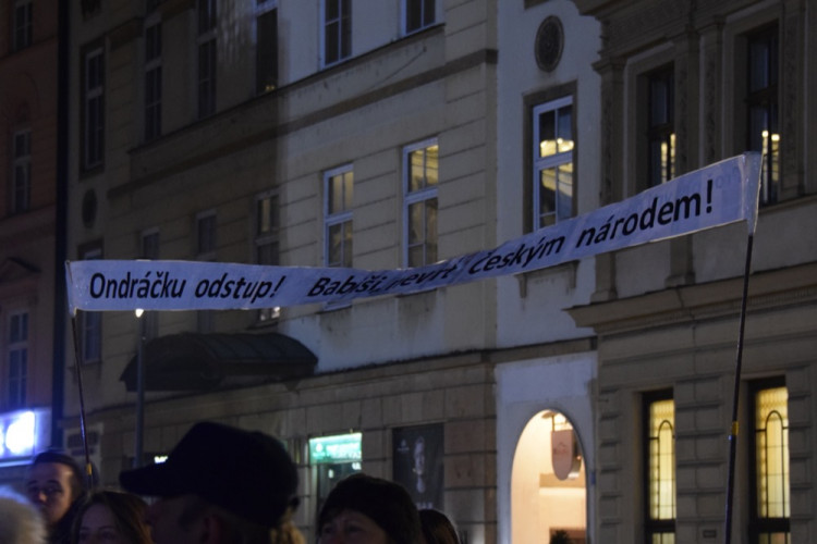 Asi tisícovka lidí protestovala v Olomouci proti Babišovi i "komunistické mlátičce" Ondráčkovi