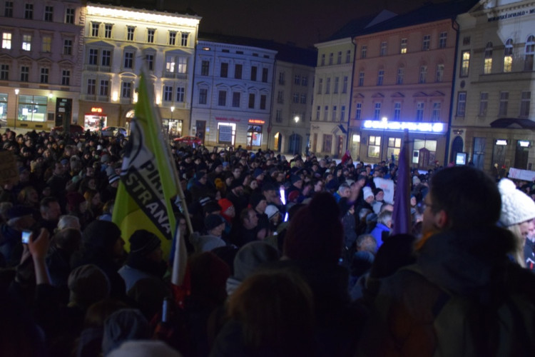 Asi tisícovka lidí protestovala v Olomouci proti Babišovi i "komunistické mlátičce" Ondráčkovi