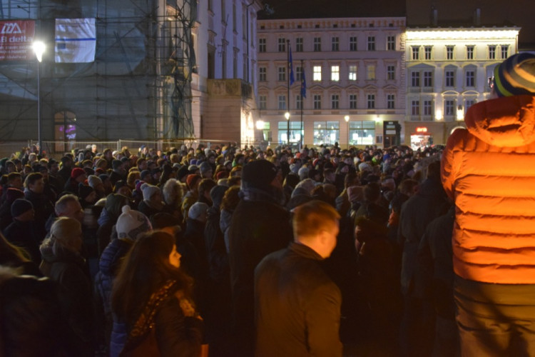 Asi tisícovka lidí protestovala v Olomouci proti Babišovi i "komunistické mlátičce" Ondráčkovi