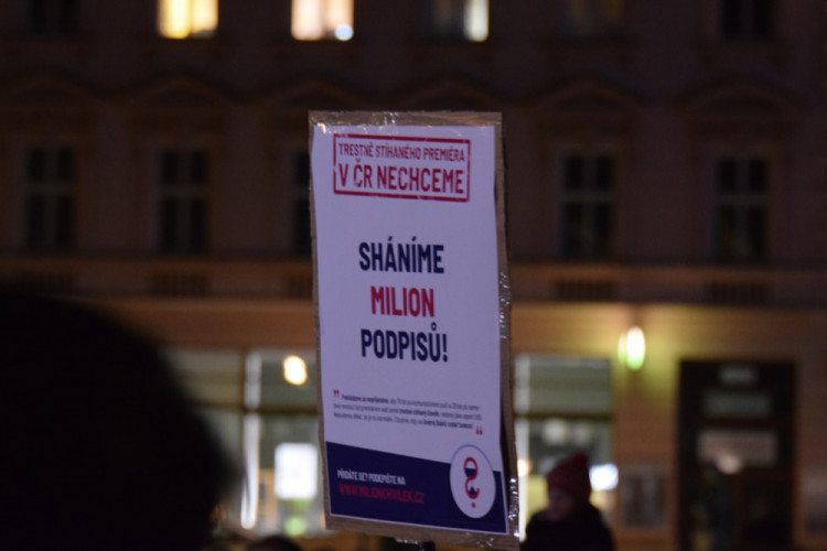 Asi tisícovka lidí protestovala v Olomouci proti Babišovi i "komunistické mlátičce" Ondráčkovi