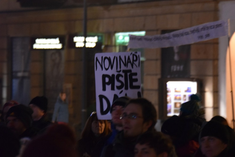 Asi tisícovka lidí protestovala v Olomouci proti Babišovi i "komunistické mlátičce" Ondráčkovi