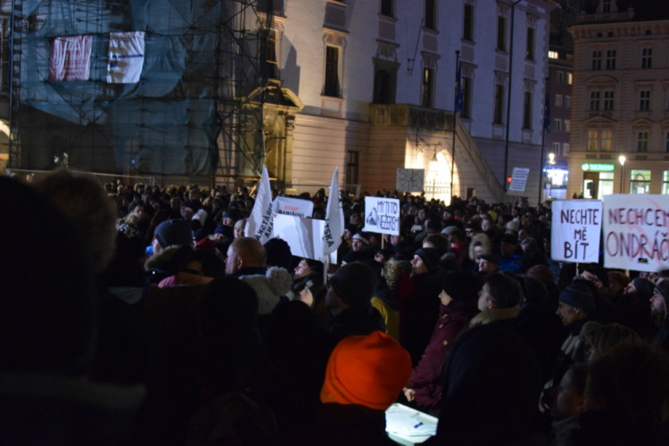 Asi tisícovka lidí protestovala v Olomouci proti Babišovi i "komunistické mlátičce" Ondráčkovi