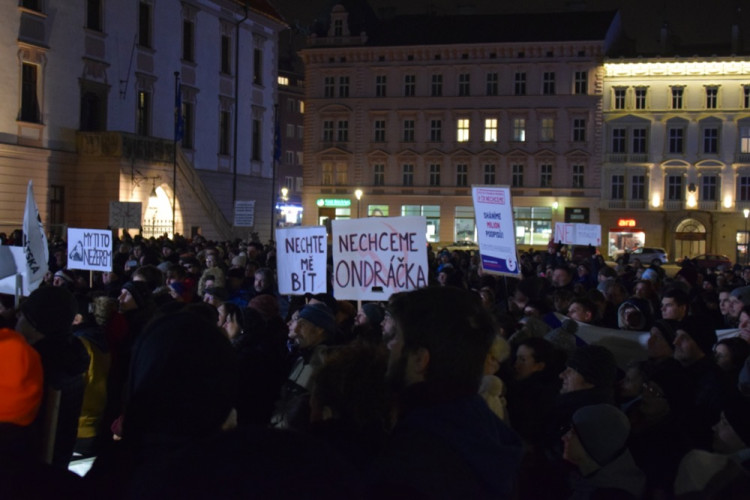 Asi tisícovka lidí protestovala v Olomouci proti Babišovi i "komunistické mlátičce" Ondráčkovi