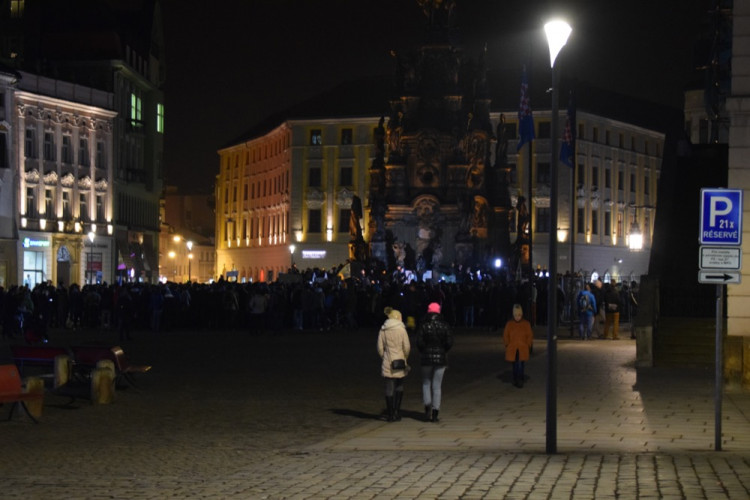 Asi tisícovka lidí protestovala v Olomouci proti Babišovi i "komunistické mlátičce" Ondráčkovi