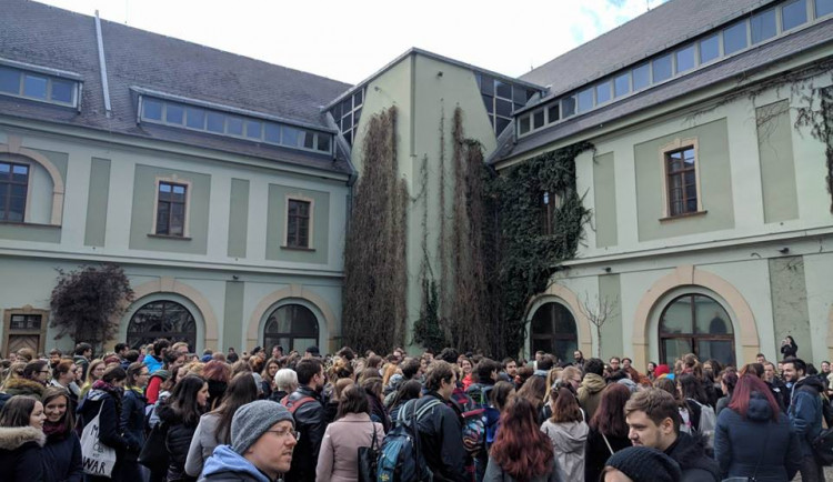 Studenti v Olomouci demonstrovali za ústavní hodnoty