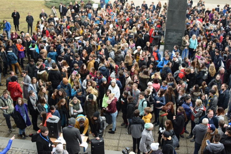 Studenti v Olomouci demonstrovali za ústavní hodnoty